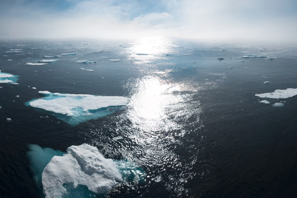 Paisaje aéreo de icebergs flotando en el agua durante el día 