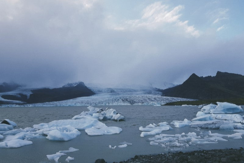 Paisaje de trozos de hielo derritiendose en el mar