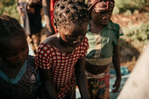 Tres niños beneficiarios de un proyecto de AUARA en el Chad