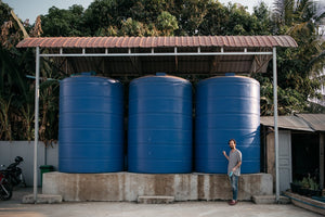 Tres tanques de recogida de agua de lluvia en un proyecto en Camboya, junto con Pablo Urbano Co-fundador de AUARA