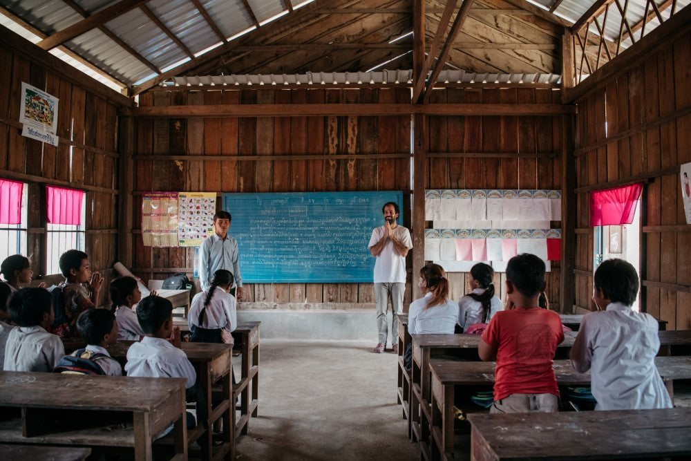 Pablo Urbano, COO de AUARA en un aula de un colegio en Camboya