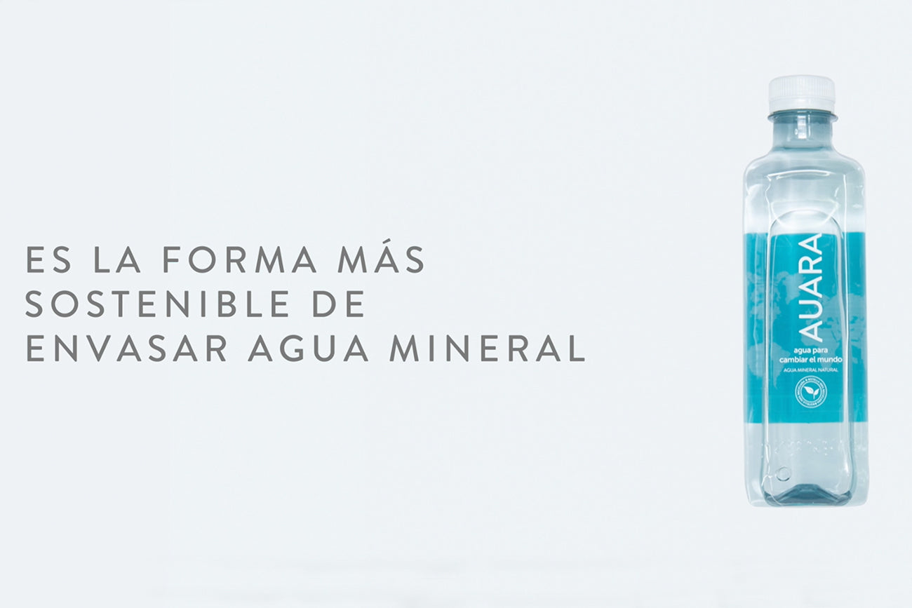 Botella de AUARA junto con un texto "Es la forma más sostenible de envasar agua mineral"
