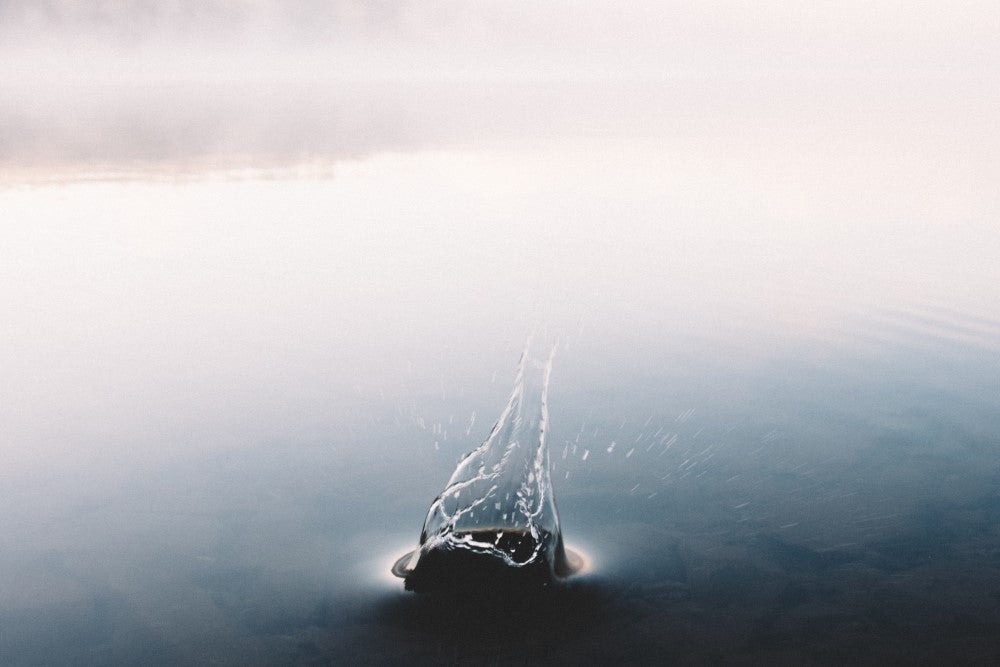 Gota de agua en un mar plano