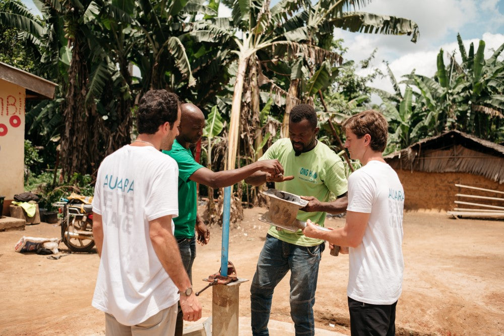 Antonio Espinosa de los Monteros y Pablo Urbano, fundadores de AUARA, trabajando en un proyecto en Camerún