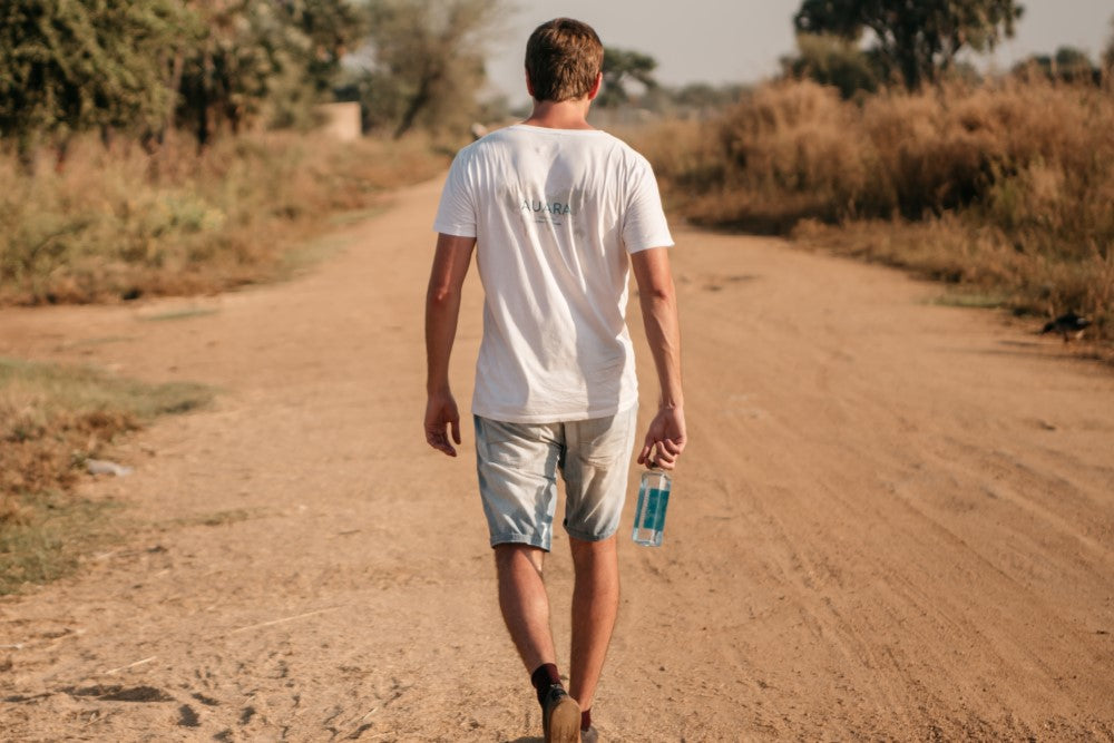 Antonio Espinosa de los Monteros caminando de espaldas en el Chad