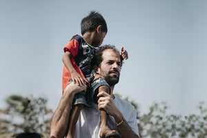 Pablo Urbano, COO de AUARA con un niño beneficiario de un proyecto en Camboya