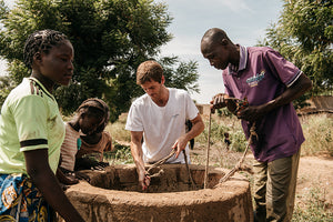 Antonio Espinosa, CEO AUARA sacando agua de un pozo en un proyecto en el Chad