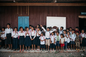 niños en la puerta de un colegio en Camboya