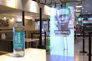 Botella de AUARA en el punto de venta COMO en la estación de Sants Barcelona, durante la acción del Día Mundial del Agua Amar para creer