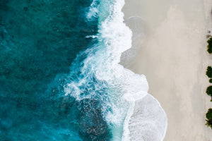 Foto aérea de arena de playa y mar