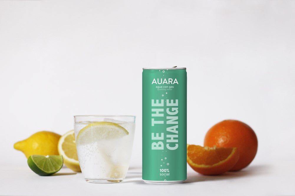 Natural, fresca, sana. El agua con gas es la bebida del verano