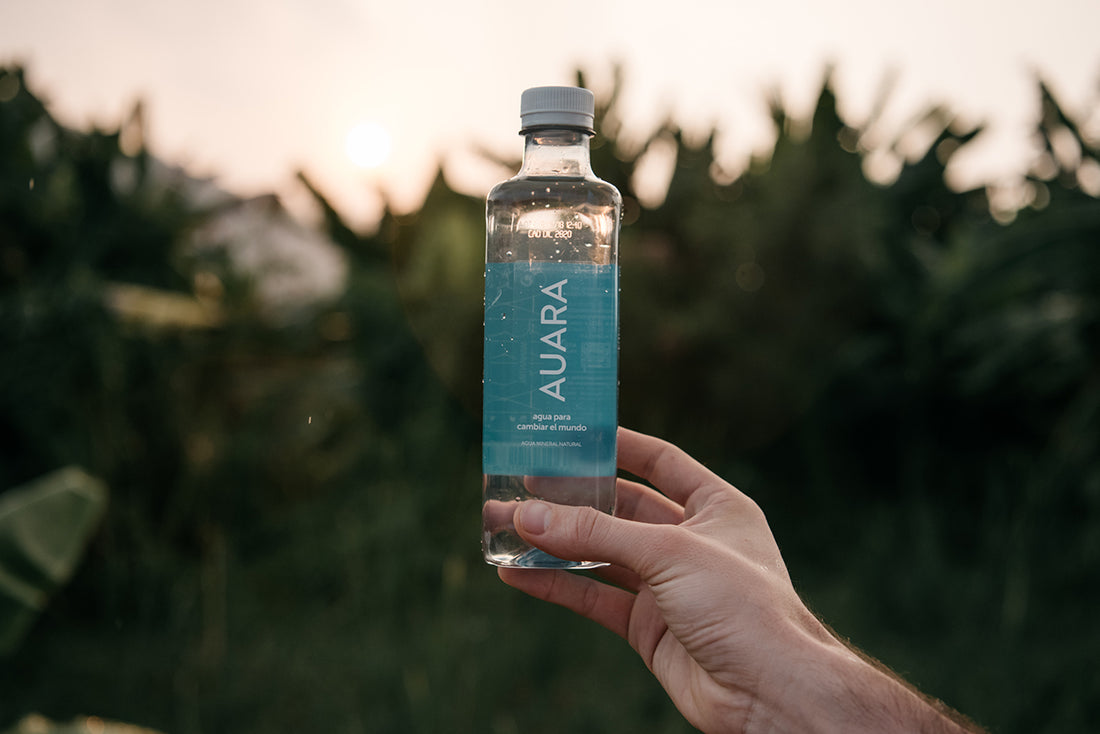 Botella de AUARA en un paisaje de Camboya