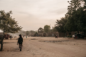 Silueta de una persona andando por Chad, África