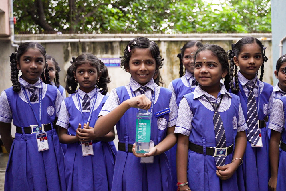 Alumnas de un colegio en la India con una botella de AUARA