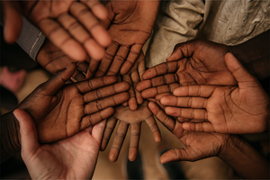 Niños juntando las manos en el Chad
